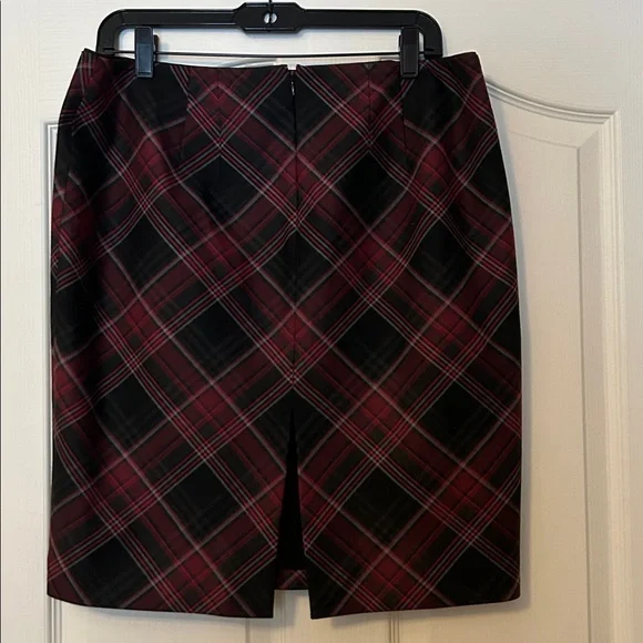 White House Black Market Red and Black Plaid Pencil Skirt size 8 L 20 1/2” - Picture 3 of 4